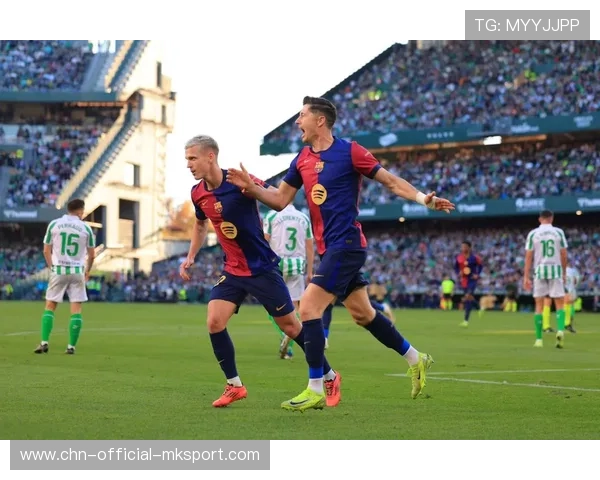 莱万背身回做策动，巴萨二线跟进破门，莱万特和巴萨的队标